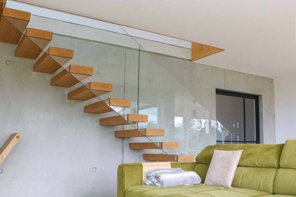 Der Traum vom Bauhaus - Sofa und Treppe